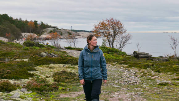 Sanna-Mari Kunttu nauttii syysmaisemista Örön saarella.