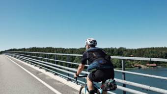 Pyöräilijä ylittää Lövön sillan.