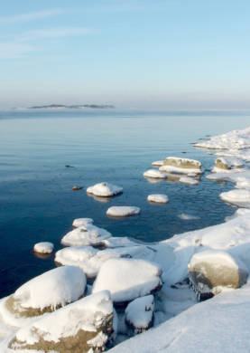 Talvinen saaristomaisema.