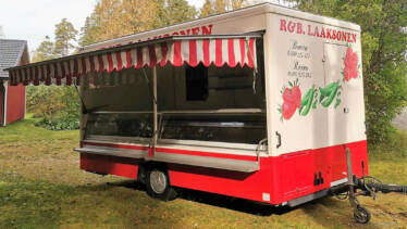 Bild på R&B Laaksonens rödvita trailervagn där man säljer grönsaker.