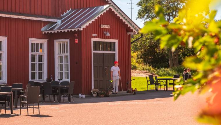 Entrance to the hotel