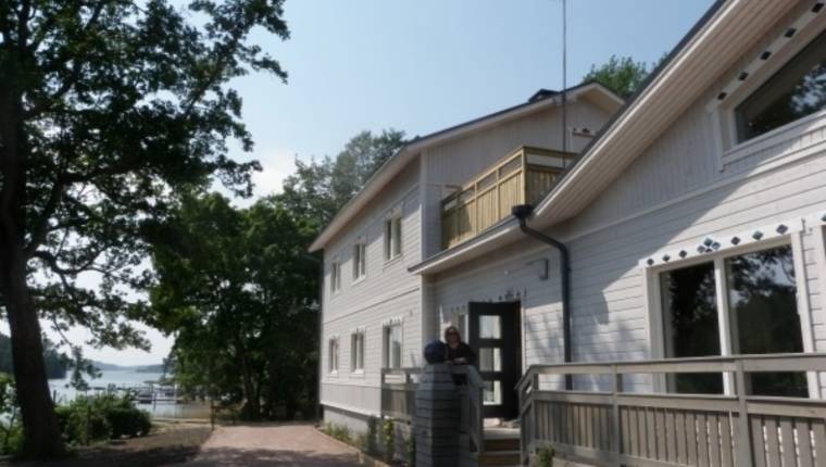 Hus och keramikverkstad vid havet.